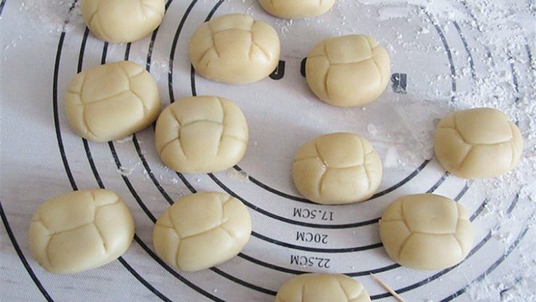 教你不用模具也可自制纯手工DIY月饼,搓好的圆形轻轻压一下做螃蟹身体,稍微扁即可。扁圆不要捏的太圆,用牙签压出壳上的花纹