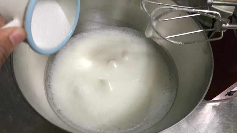 芝士黑胡椒咸戚风,继续高速打发至有纹路后,加入三分之一的砂糖