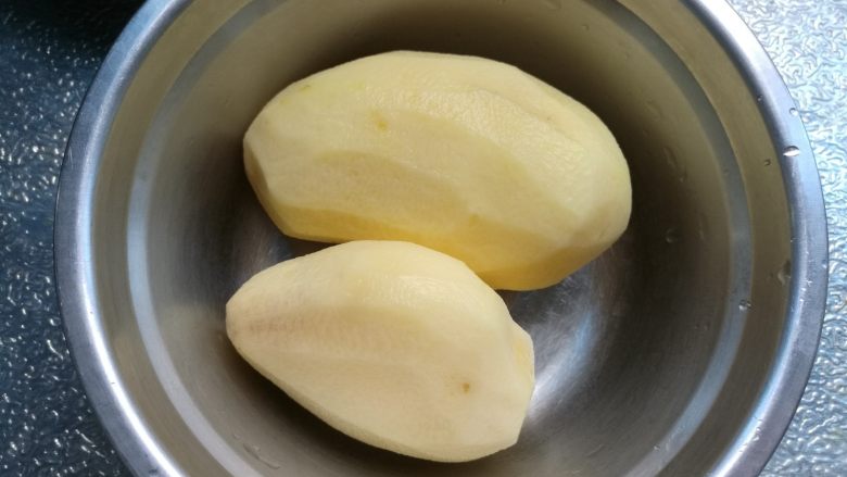 这道菜,我从肉中拣菜吃,1、 准备食材。鸡腿洗净剁成块。