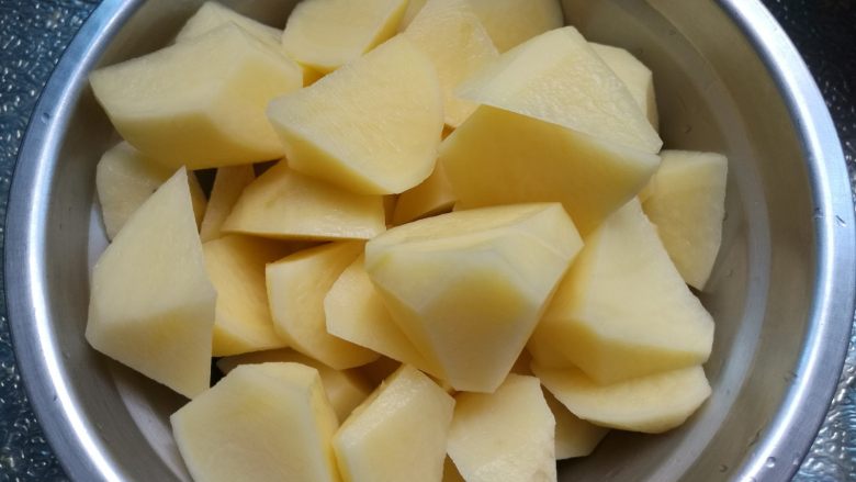 这道菜,我从肉中拣菜吃,3、 切成滚刀块