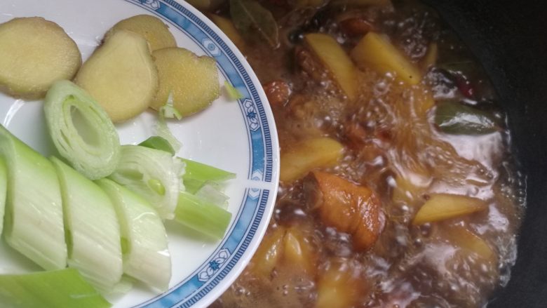 这道菜,我从肉中拣菜吃,加入葱姜。