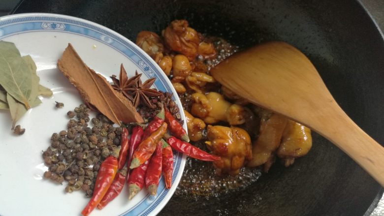 这道菜,我从肉中拣菜吃,加入调料。