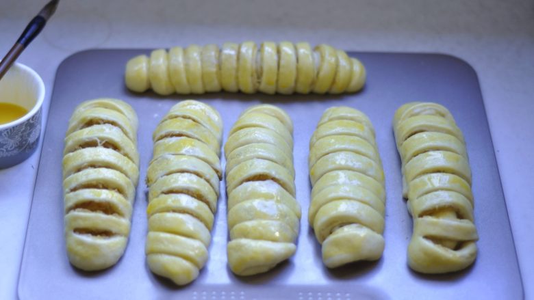 毛毛虫面包,二发酵好之后,刷上一层鸡蛋液