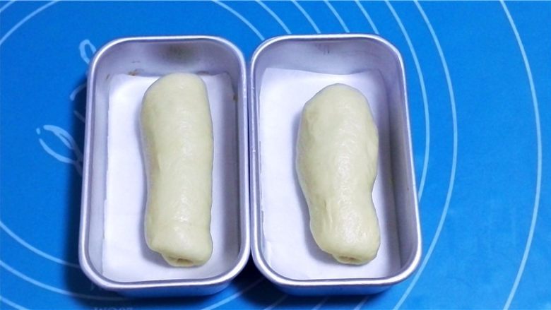 迷你潜艇堡,由上至下卷起,放入模具中。