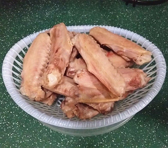 黄豆煲鸭翅,此时将:鸭翅冷水入锅焯沸后洗净