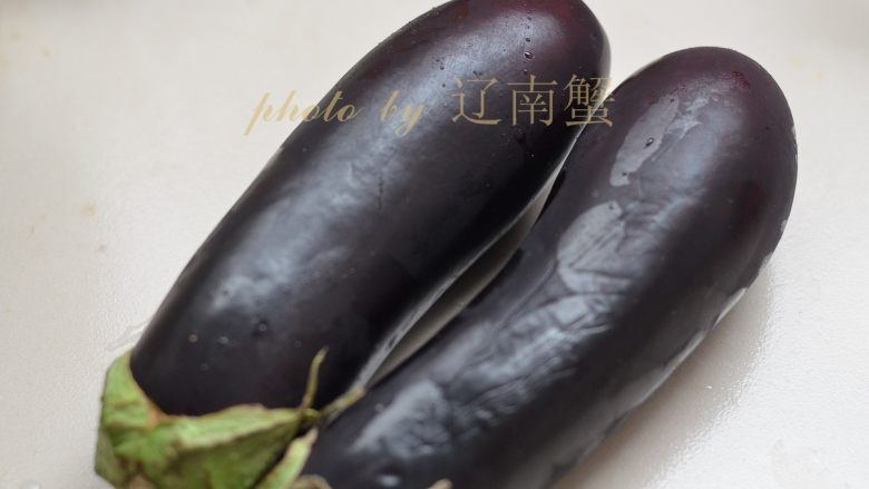 木姜子油拌茄子,准备<a style='color:red;display:inline-block;' href='/shicai/ 58'>茄子</a>，用紫<a style='color:red;display:inline-block;' href='/shicai/ 58'>茄子</a>比较好。