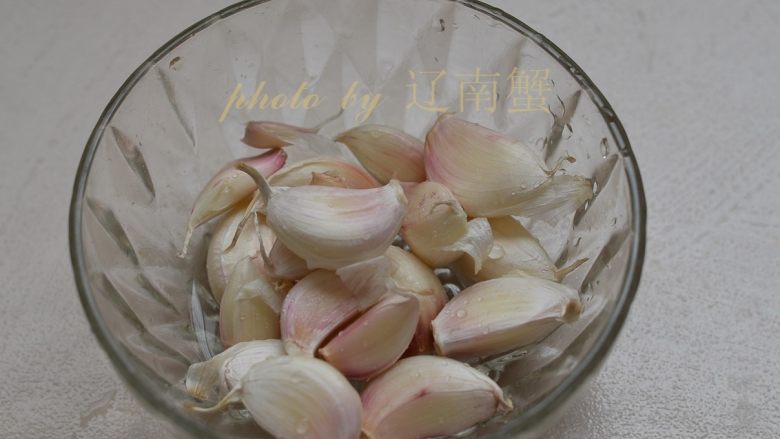 木姜子油拌茄子,准备<a style='color:red;display:inline-block;' href='/shicai/ 2794'>大蒜</a>，可以按自己的口味儿决定用多少，可多可少，因为<a style='color:red;display:inline-block;' href='/shicai/ 2794'>大蒜</a>的味道比较个性。
