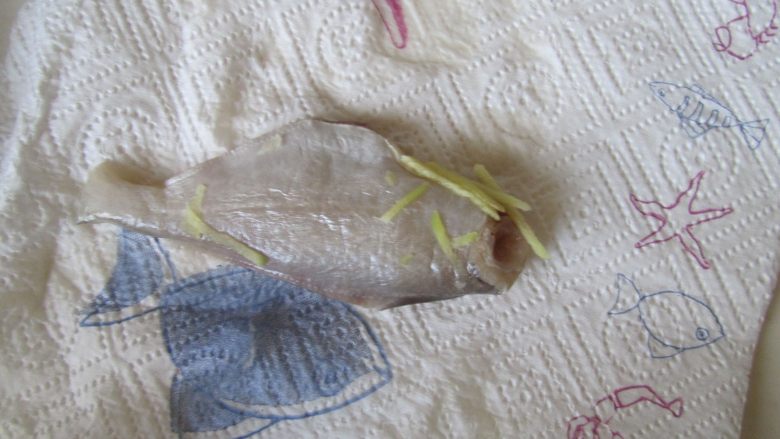 香辣剥皮鱼,入锅前用厨房纸巾吸干水分;
