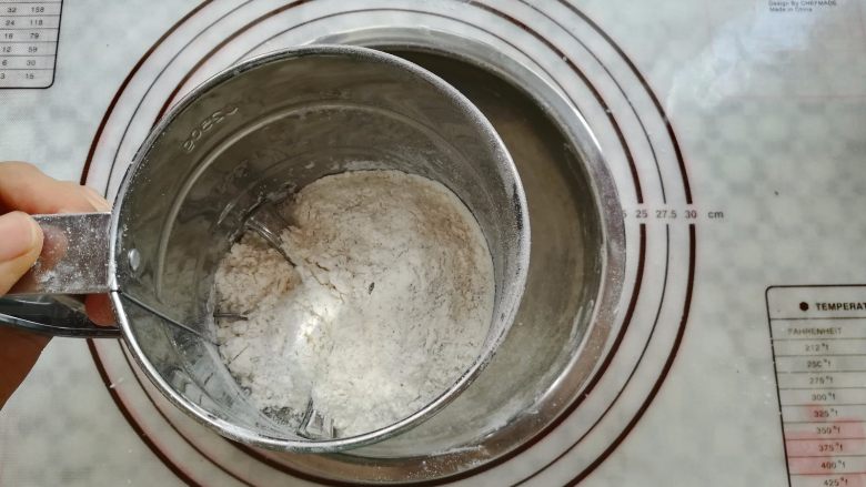 蜂蜜红茶费南雪(改良版),用手持粉筛把粉类混合过筛2次