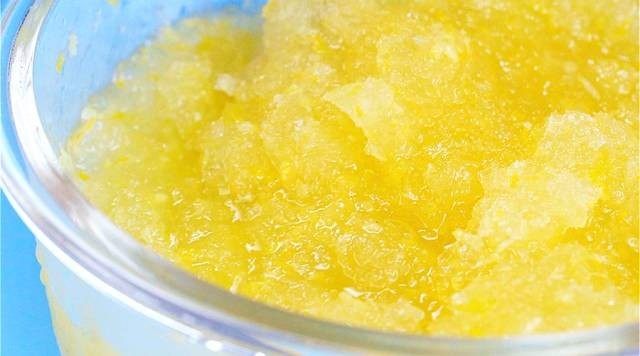 零难度清新柠檬雪葩!,煮好的糖浆倒入柠檬汁中,加入柠檬皮屑
搅拌均匀,密封放入冰箱冷冻4小时
期间取出搅拌3-4次
再次放入冰箱冷冻1小时