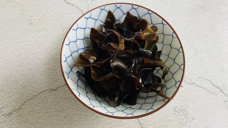 小炒白玉菇,<a style='color:red;display:inline-block;' href='/shicai/ 118178'>干黑木耳</a>提前泡发,并清洗干净。撕成小朵