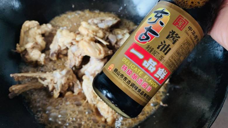 酱香鸡架,放料酒翻炒