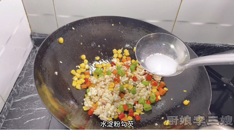 尖椒玉米炒鱿鱼教程,水电粉勾芡并翻炒均匀
