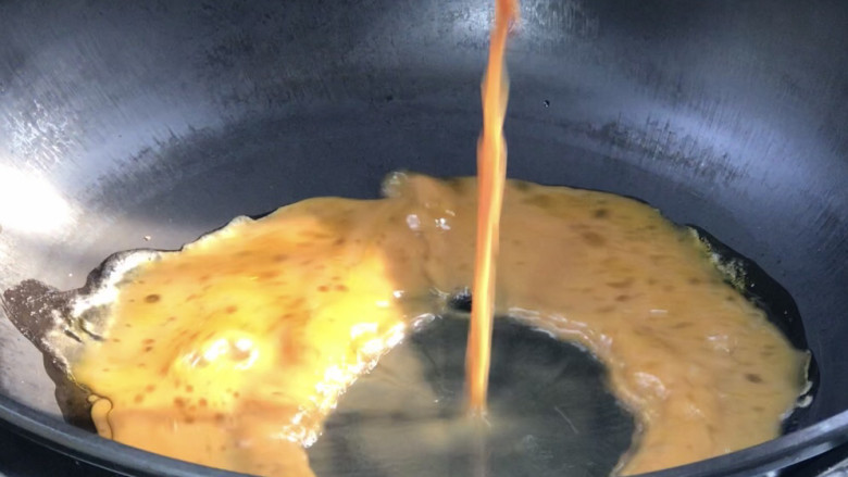 莲藕蒸豆腐,起锅热油,倒入调好的料汁,拌匀至沸腾