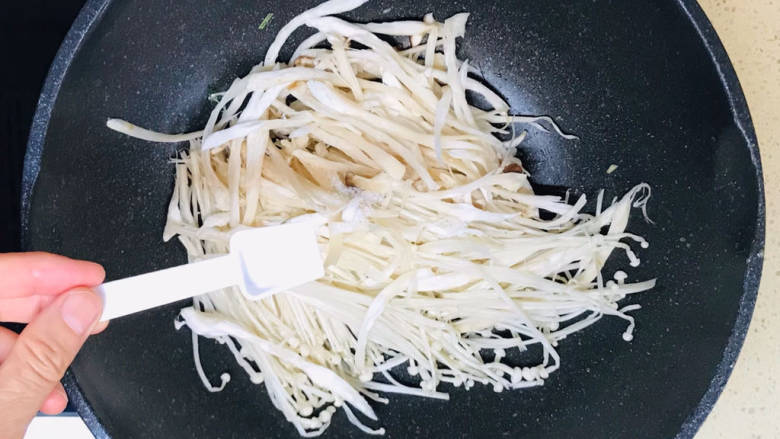 蘑菇鸡肉浓汤,锅里加油烧热,加入金针菇和杏鲍菇,翻炒均匀后,撒入盐调味