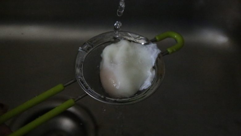 bruch之王 班尼迪克蛋,鸡蛋在水下冲几秒钟,去除表面的醋味。