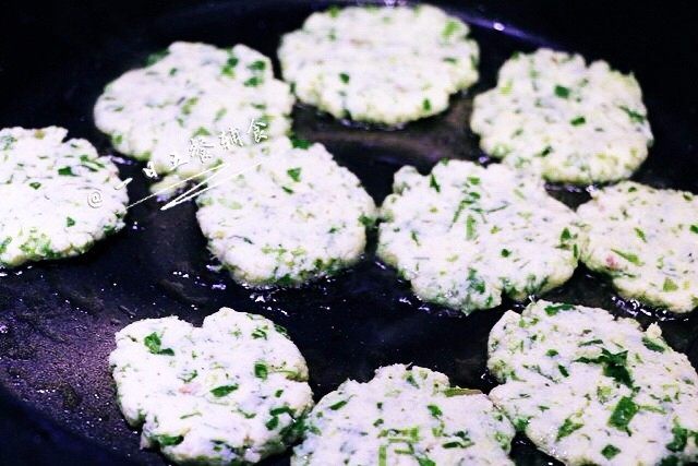 菠菜豆渣饼,取适量,搓成圆,用两个手掌压扁直接放锅里。锅中放适量油,中火煎。🌻小贴士:我的饼是刚刚好可以成团,但不是很硬的那种,所以有点粘手,没有拍照