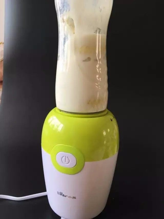 【无花果奶昔】解暑消夏的美味饮品,接通电源,按上按键,搅拌均匀就可以