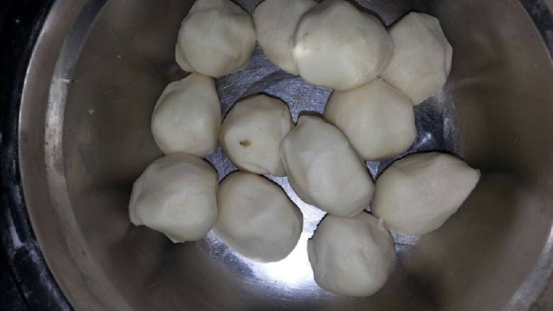 自制玫瑰饼,将水油皮,油皮,馅料分别分成12份