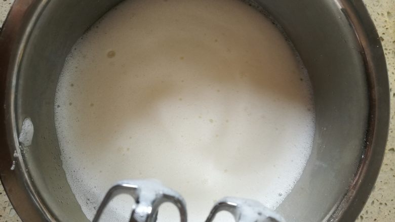 木瓜馅蛋糕卷,4、 打发至比较细腻,再加入10克白糖,打发至蛋白出现纹路,提起打蛋器成小弯勾状态即可。