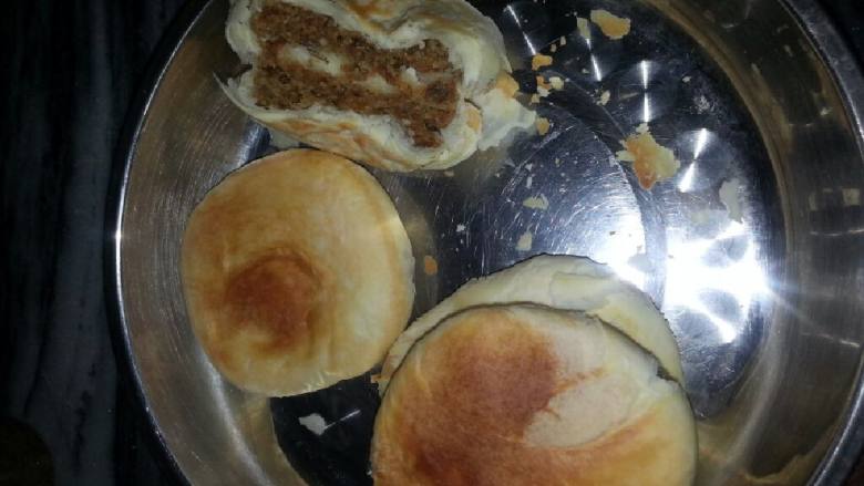自制玫瑰饼,等香喷喷的玫瑰饼出炉就可以开吃了!