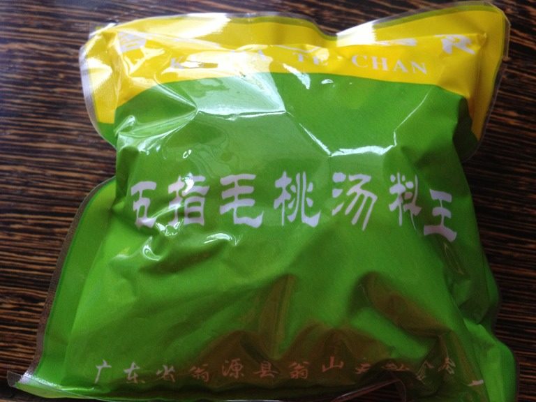 五指毛桃灵芝汤,如图洗净药材。
