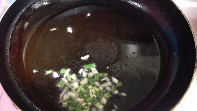 四色木瓜虾仁,
热锅凉油入葱碎、蒜碎炒出香味