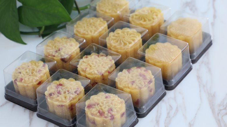 蔓越莓绿豆糕,压好的绿豆糕放入模具盒中,冰箱冷藏,尽快食用。