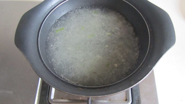 猪肝粉丝煲,将高汤烧开(如果没有, 就直接用水);