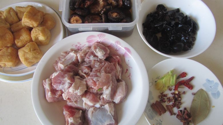 香菇豆腐泡烧排骨,准备好原材料;