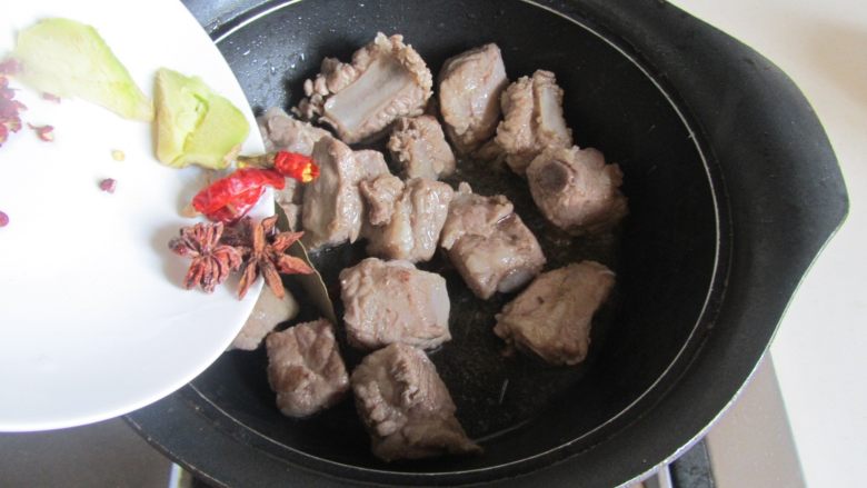 香菇豆腐泡烧排骨,下入姜片和大料进去进去翻炒, 这样能更激发大料的香味;