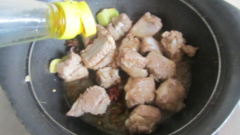 香菇豆腐泡烧排骨,煸炒几下后烹入适量的<a style='color:red;display:inline-block;' href='/shicai/ 718'>料酒</a>翻炒;