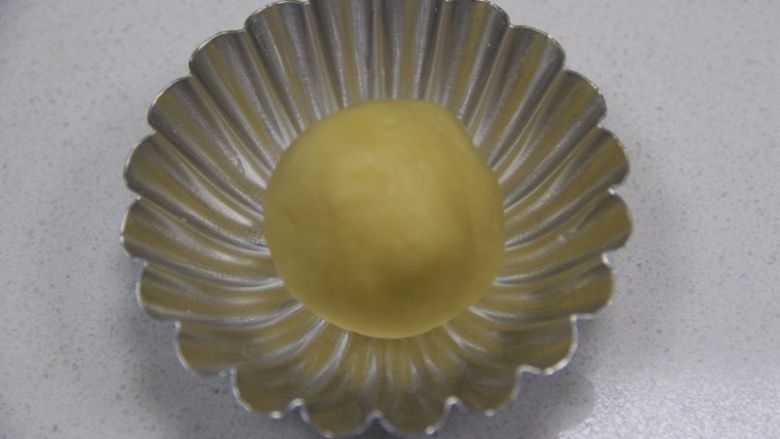 流心芝士塔,冷藏好的面团取出分成25克每个的小面团,放入蛋挞模具内,均匀的用手按压挞皮