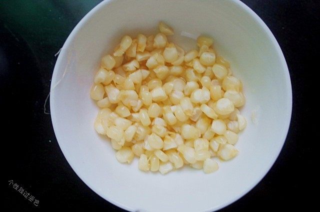 鸡蛋三明治,玉米粒煮熟待用