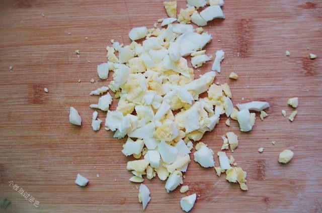 鸡蛋三明治,鸡蛋切碎待用