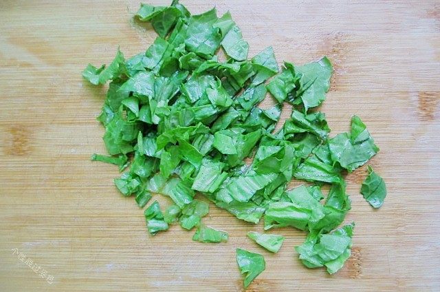 鸡蛋三明治,生菜切碎待用