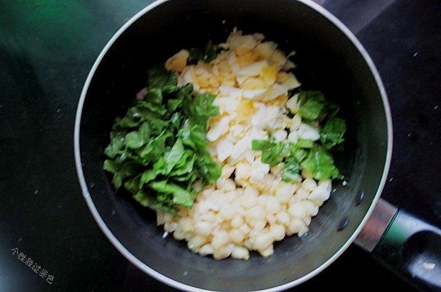 鸡蛋三明治,把玉米粒、鸡蛋碎、生菜碎放入盆里