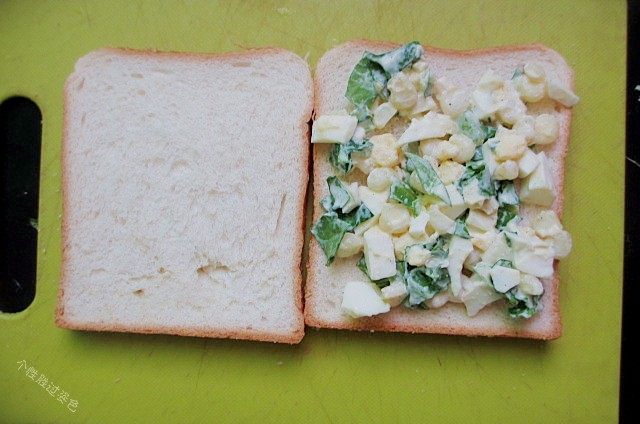 鸡蛋三明治,把馅料抹在土司片上，盖上一层土司