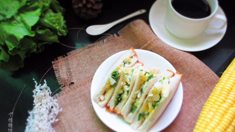 鸡蛋三明治,搭配黑咖啡和牛奶哦都市不错的选择