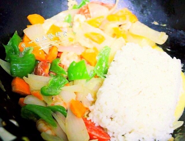 鲜虾芝士焗饭,菜炒好后,也可跟饭直接混合。