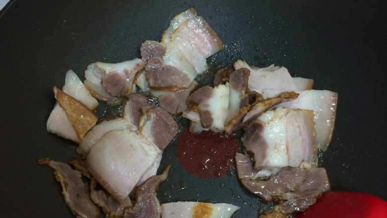 回锅肉,油热以后下五花肉翻炒至边上变黄,微微卷起。