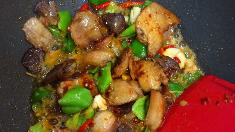 回锅肉,加两勺<a style='color:red;display:inline-block;' href='/shicai/ 705'>豆瓣酱</a>翻炒至出红油,所有食材上色均匀