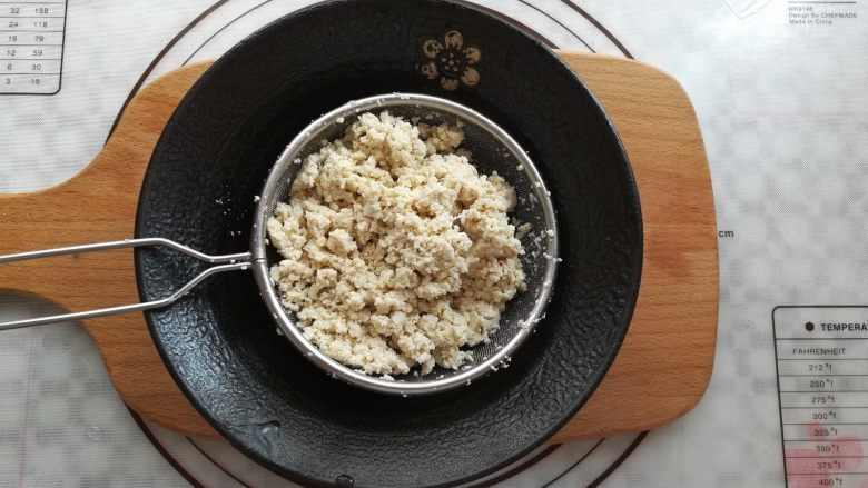 豆腐茄子酱三明治,挤掉豆腐中多余的水份,搓成豆腐碎