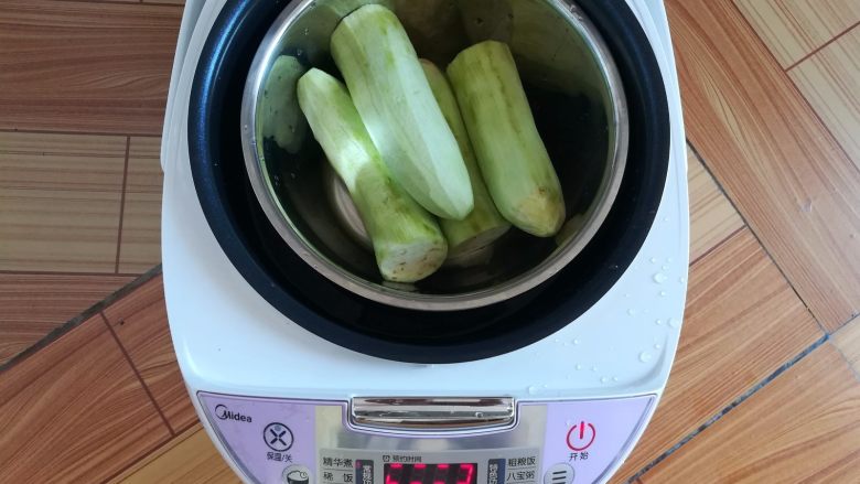 豆腐茄子酱三明治,用电饭煲隔水蒸20分钟(如果有微波炉可以直接叮一分钟)