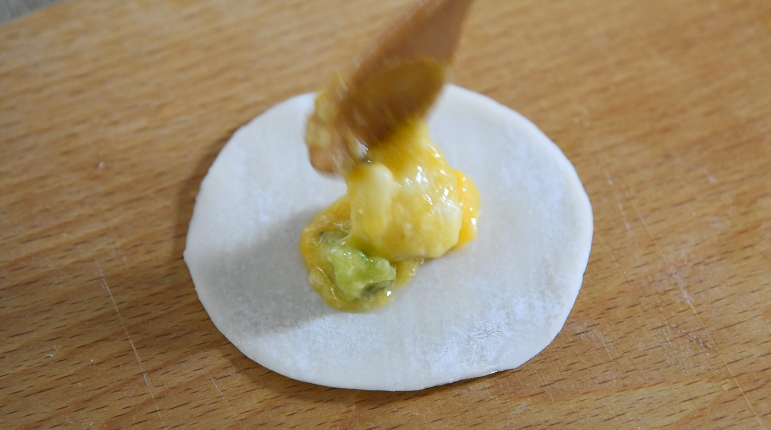 震惊!饺子皮居然还能做“水果派”!,取一张饺子皮,放入适量水果馅