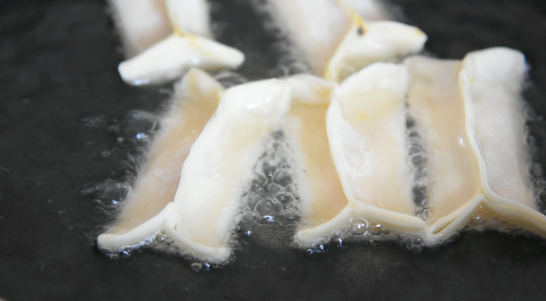 震惊!饺子皮居然还能做“水果派”!,锅内倒入适量油,转中火煎炸