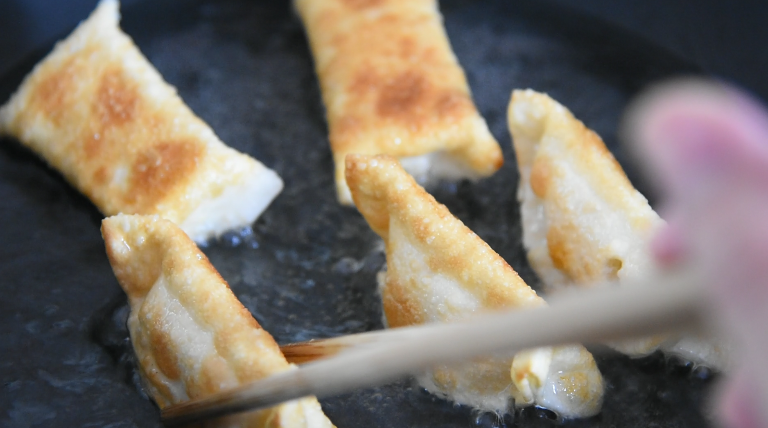 震惊!饺子皮居然还能做“水果派”!,炸至金黄后沥干