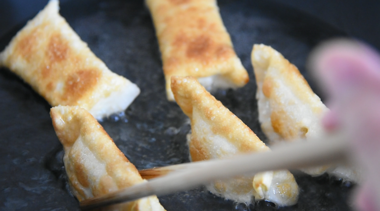 震惊！饺子皮居然还能做“水果派”！,炸至金黄后沥干