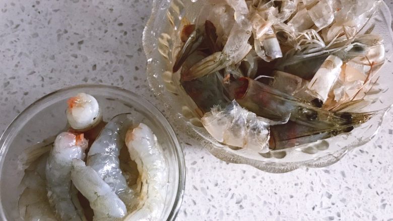 鲜虾时蔬小馄饨,大虾去虾头和皮。皮不要扔掉,用来制作虾油