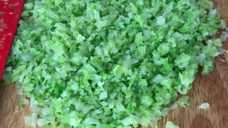 鲜虾时蔬小馄饨,圆白菜焯水后,切碎,挤出水分